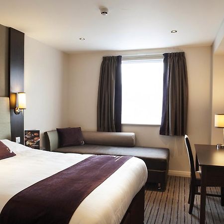 Premier Inn London Heathrow M4/J4 Хитроу Экстерьер фото