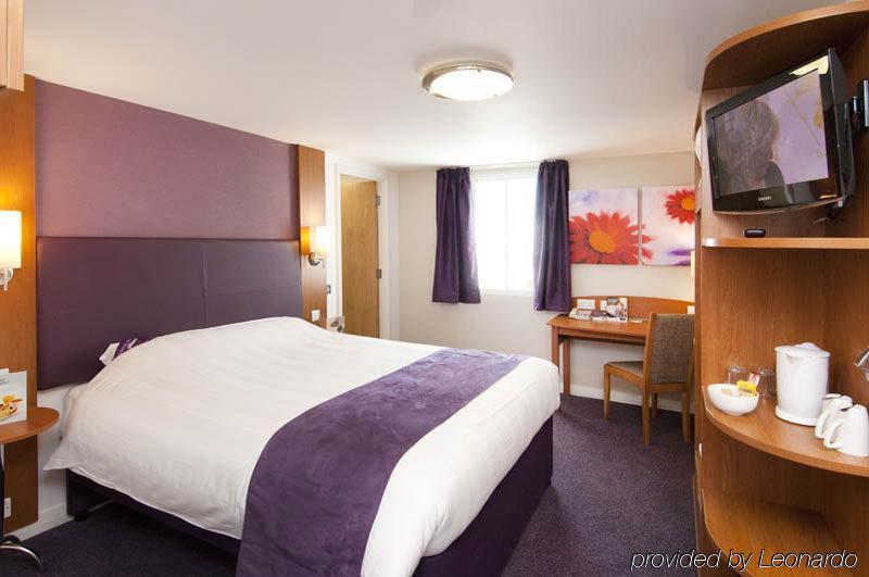 Premier Inn London Heathrow M4/J4 Хитроу Экстерьер фото