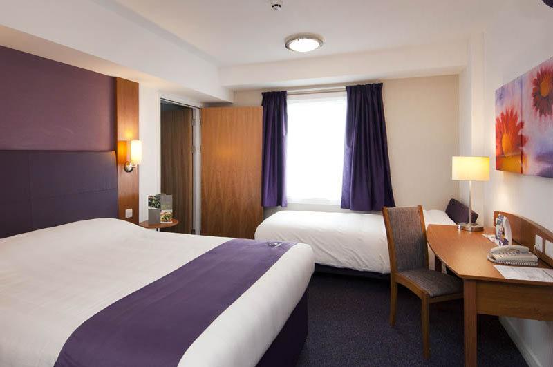 Premier Inn London Heathrow M4/J4 Хитроу Экстерьер фото