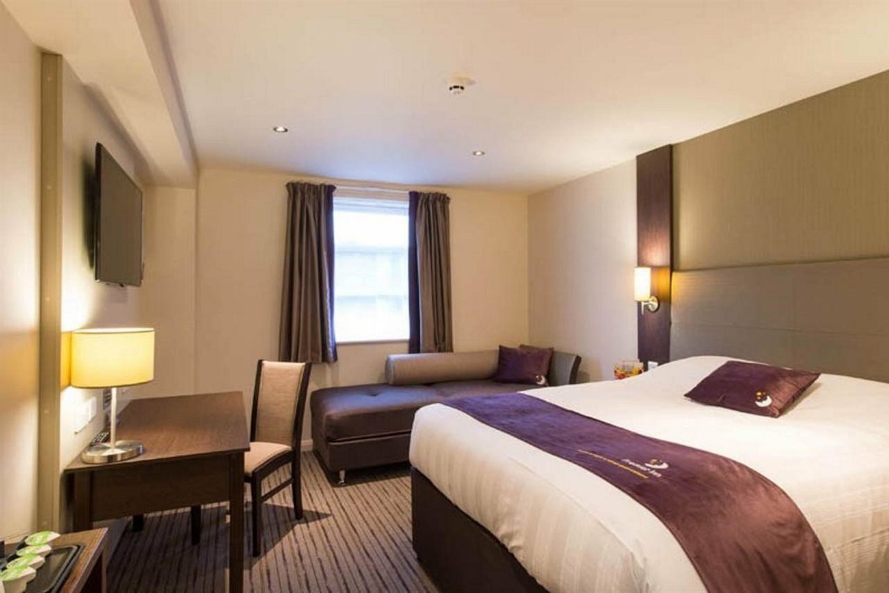 Premier Inn London Heathrow M4/J4 Хитроу Экстерьер фото