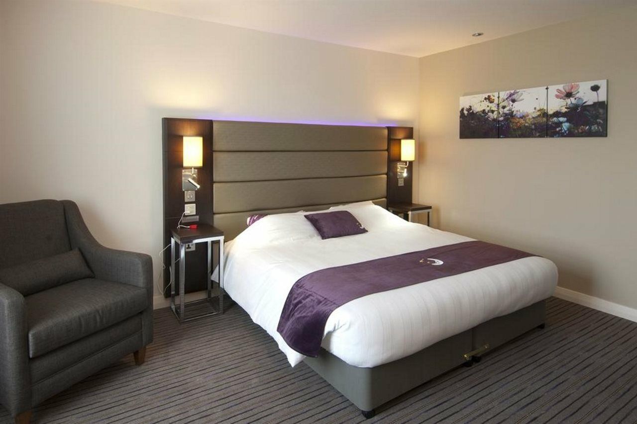 Premier Inn London Heathrow M4/J4 Хитроу Экстерьер фото