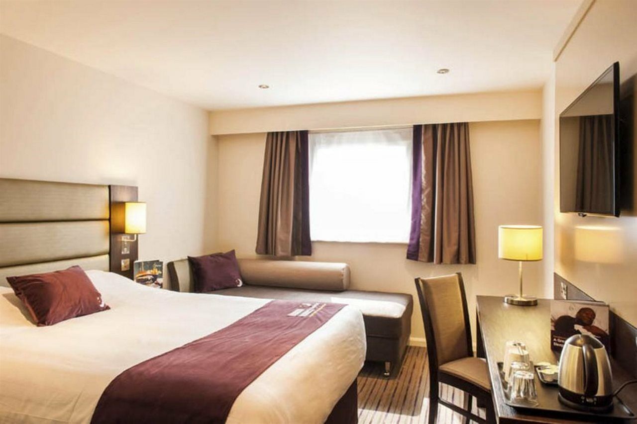 Premier Inn London Heathrow M4/J4 Хитроу Экстерьер фото