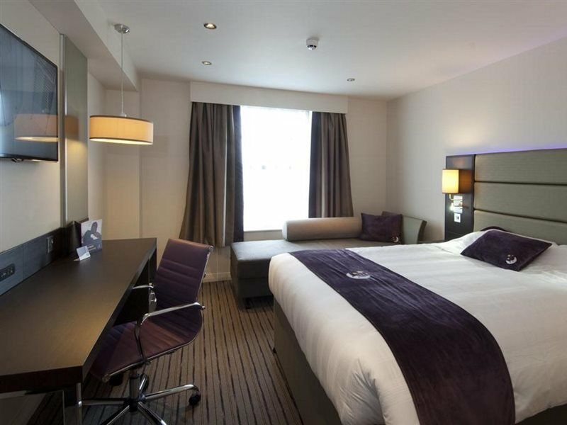 Premier Inn London Heathrow M4/J4 Хитроу Экстерьер фото